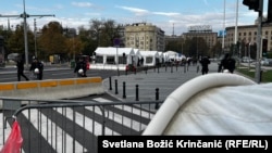 Ograda i policija ispred šatorskog naselja pristalica vlasti, 3. novembar 2025.