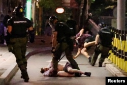 Forcat e sigurisë ndalojnë një nga protestuesit pas protestës së 28 qershorit