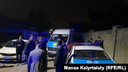 Полициски екипи во близина на местото каде се убиени пет луѓе при обид да извршат налог за иселување. 