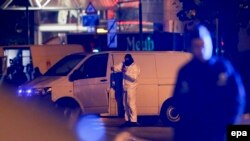 Ofițeri de poliție în anchetă pe străzile cartierului Molenbeek