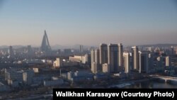 Pyongyang văzut de pe Dealul Ideilor Ciuce/Juche. Ideologia a avut impact asupra lui Ceaușescu care le-a aplicat după vizita în Coreea de Nord din iunie 1971. 