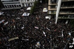 Protestatarii s-au strâns vineri dimineață în piața Syntagma din centrul Atenei, pentru a cere dreptate. Proteste au fost anunțate în peste 200 de localități din țară și în alte 130 din întreaga lume, din Australia până în Canada.