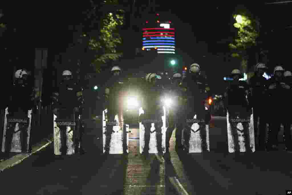 A június 28-ai kormányellenes tüntetéssel egy helyen és időben a kormányt támogatók is felvonultak. A képen rendőrök állnak a két tábor között