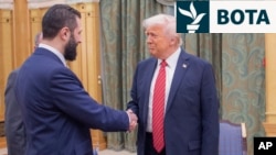 Presidenti i SHBA-së, Donald Trump (djathtas) shtrëngon duart me presidentin e përkohshëm të Sirisë, Ahmed al-Sharaa, në Riad, më 14 maj.