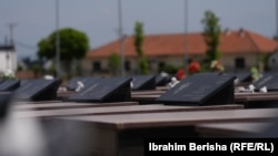 Varrezat e viktimave të masakrës në Mejë.