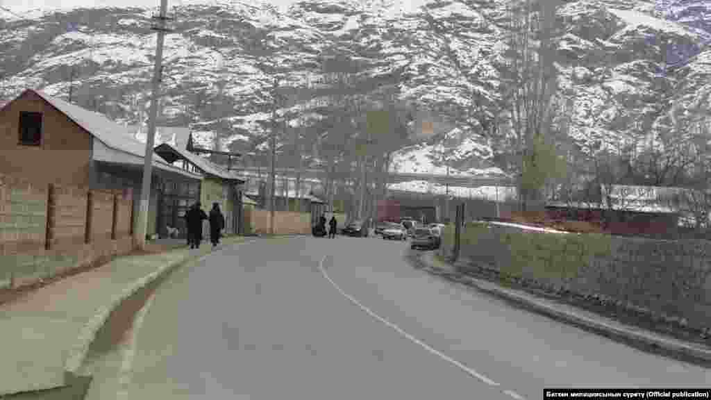 На место событий отправился заместитель министра внутренних дел&nbsp;Алмаз Орозалиев. Там же находится первый заместитель председателя ГПС КР, полковник&nbsp;Абдикарим Алимбаев.