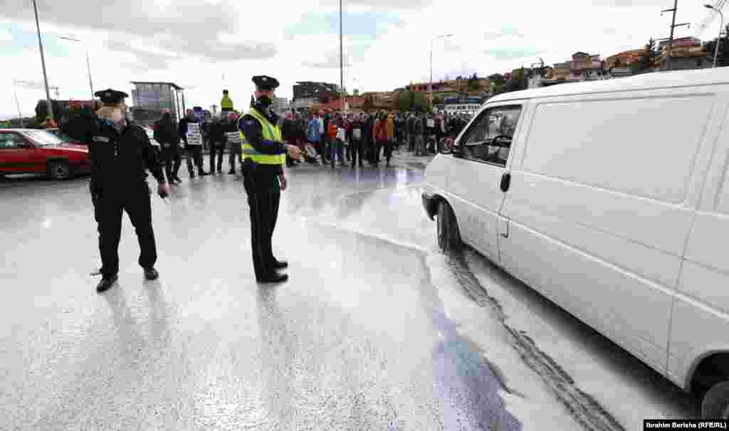 Policia e Kosovës duke vëzhguar protestën e prodhuesve të qumështit.