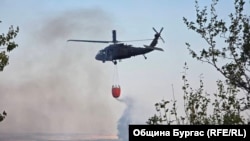Военен хеликоптер участва в гасенето на пожара край Сунгурларе, 11 август 2025 г.
