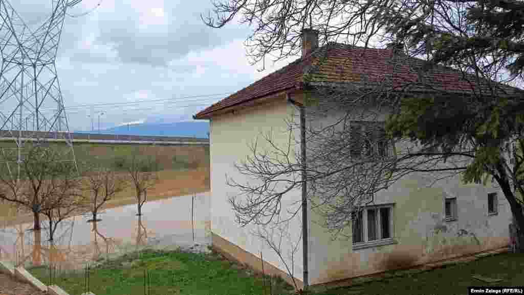 Kuća koju je dosegla voda koja nadolazi nakon obilne kiše u naselju Reljevo na periferiji Sarajeva. 