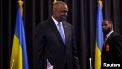 Lloyd Austin amerikai védelmi miniszter az ukrán védelmi csoport ülésének házigazdájaként Ramsteinben