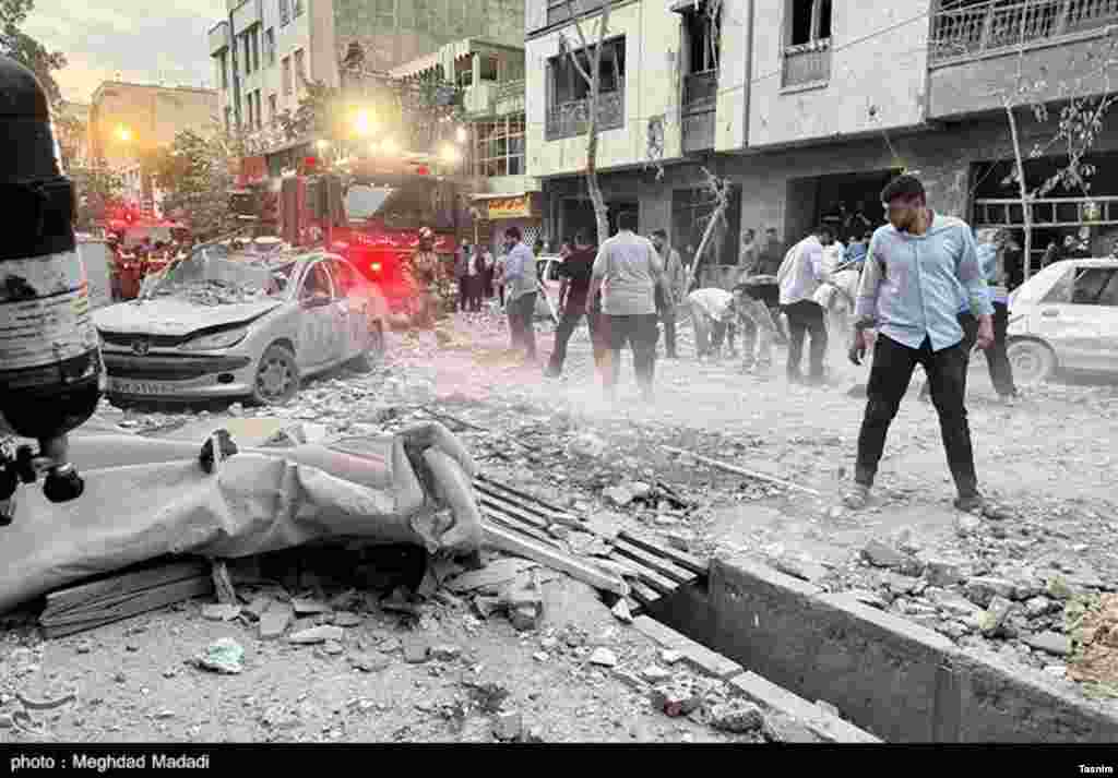 Zjarrfikës në rrugët e Teheranit.