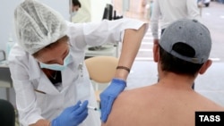 Вакцинация в России. Иллюстративное фото
