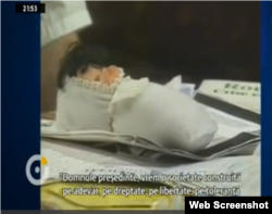 Păpușa Doinei Cornea în studioul Europei Libere, „Dezastrul roșu” de Josy Dubié, 1988