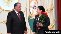 Президент Таджикистана Эмомали Рахмон и его старшая дочь Озода, руководитель его администрации