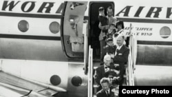 Чета Холт прибывает в США после усыновления в Корее восьми детей-сирот 