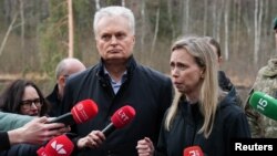 Predsjednik Litvanije Gitanas Nauseda (lijevo) govori za medije pored ambasadorke SAD-a u Litvi Kare C. McDonald na mjestu operacije spašavanja na poligonu Pabrade, mart 2025.