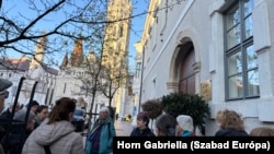 A Mátyás-templom közvetlen közelében található az MNB Bölcs Várnak nevezett központja. A volt polgármester szerint hófehér, süppedős szőnyegek és Mednyánszky- festmények is díszítik a jelenleg használaton kívülinek tűnő épület belsejét