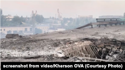 Российская армия нанесла авиаудары по мосту, соединяющему микрорайон Остров с другой частью Херсона. 3 августа 2025 года
