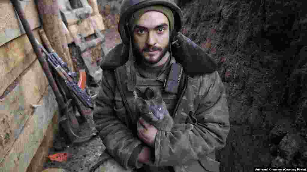 Vitalij már 16 évesen katona akart lenni, de akkor elutasították a jelentkezését. 2016-ban, két évvel később sikerült bekerülnie. Itt épp a macskáját tartja a kezében egy lövészárokban 2020 januárjában.