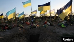 Cimitirul militar din Harkov, Aleea Eroilor. Sute de morminte recente. O nouă groapă este pregătită, 2 iulie 2022 