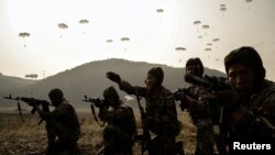 Vojnici učestvuju u demonstracijama tokom obuke vazdušnih i amfibijskih borbenih jedinica Korejske narodne armije