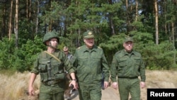 Лукашенко се появи с униформа на военен полигон край град Гродно