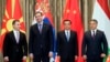 Nikola Gruevski macedón miniszterelnök, Aleksandar Vucic szerb miniszterelnök, valamint Li Ko-csiang kínai és Orbán Viktor magyar miniszterelnök egy belgrádi konferencián 2014. december 17-én