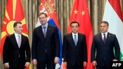Nikola Gruevski macedón miniszterelnök, Aleksandar Vucic szerb miniszterelnök, valamint Li Ko-csiang kínai és Orbán Viktor magyar miniszterelnök egy belgrádi konferencián 2014. december 17-én