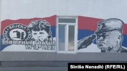Mural Mladiću je oslikan na zgradi u kojoj se nalazi narodna kuhinja u jednom banjalučkom naselju. 
