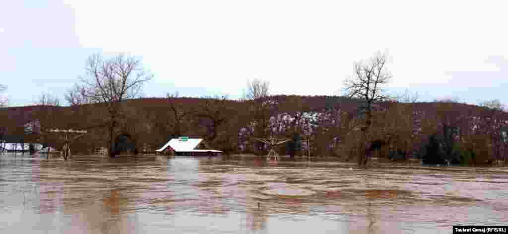 Autoritetet njoftuan se rajoni i Dukagjinit është më i prekuri nga vërshimet, për shkak se reshjet kanë qenë më intensive.&nbsp;Foto e bërë në fshatin Volljakë të Klinës.&nbsp; &nbsp;
