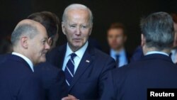 Fotografi ilustruese. Presidenti i Shteteve të Bashkuara, Joe Biden, bisedon me kancelarin gjerman, Olaf Scholz, presidentin francez, Emmanuel Macron, dhe kryeministrin britanik, Keir Starmer, përpara një takimi në Berlin, Gjermani, më 18 tetor 2024.