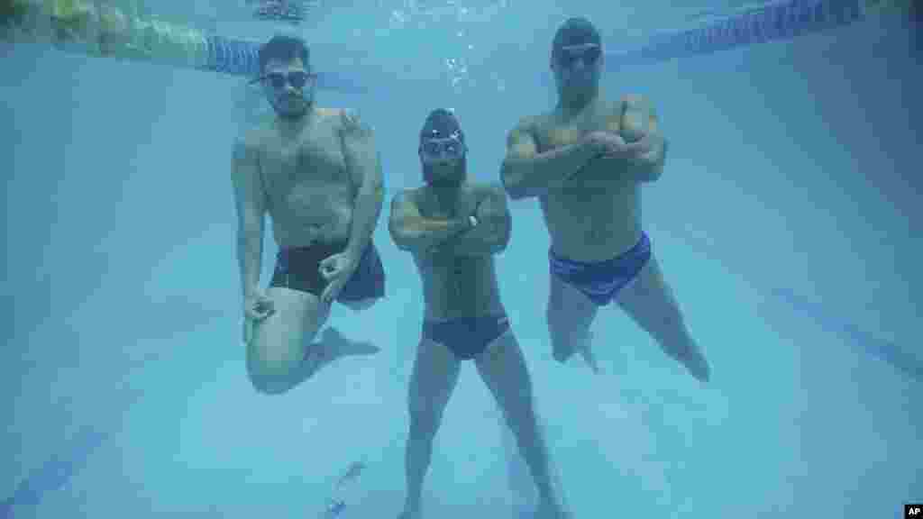 Három ukrán veterán úszta át idén a szorost. A kép még egy augusztus 12-i edzésükön készült. Balról jobbra: Olekszandr Dasko, Oleg Cserkovnyi és Pavlo Tovcik. Oleg azt mondja: „A sport önmagában gyógyít – ezt első kézből tapasztaltuk. És a közösség is átsegít. Ösztönöz, fegyelmez.”