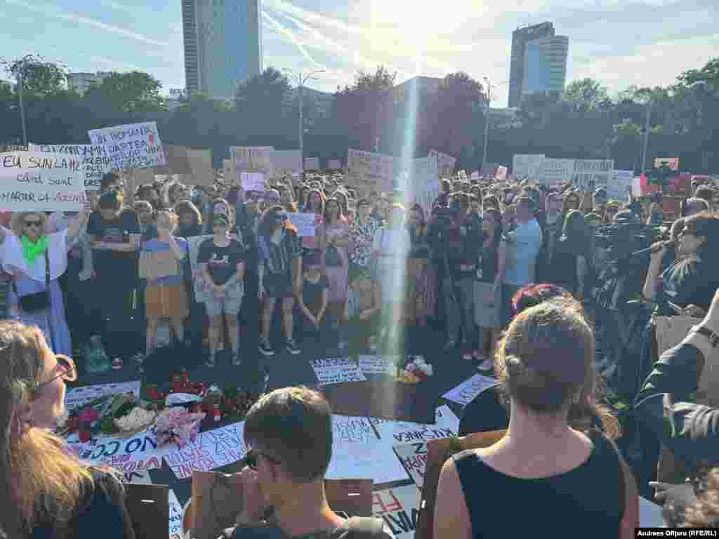 Aproximativ 4.000 de persoane s-au adunat în fața Guvernului de la București, pe 3 iunie, la câteva zile după o crimă care a șocat România.