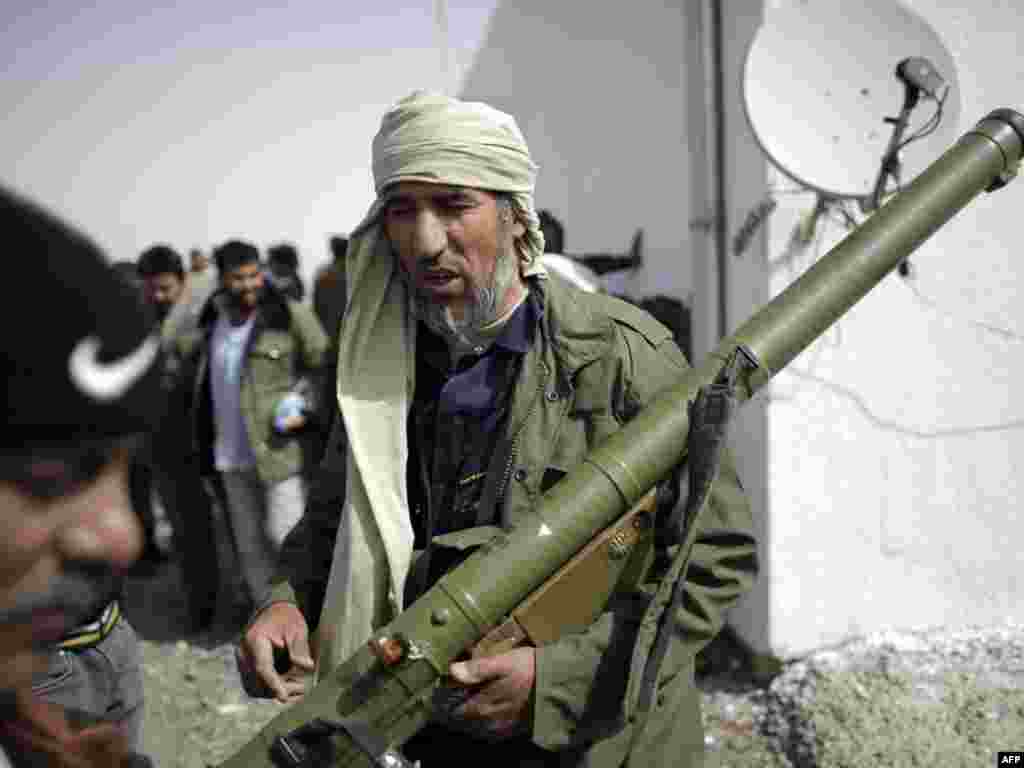 Sukobi u blizini vojnog skladišta u gradu Adždabija na istoku Libije, 02.03.2011. Foto: AFP / Marco Longari 