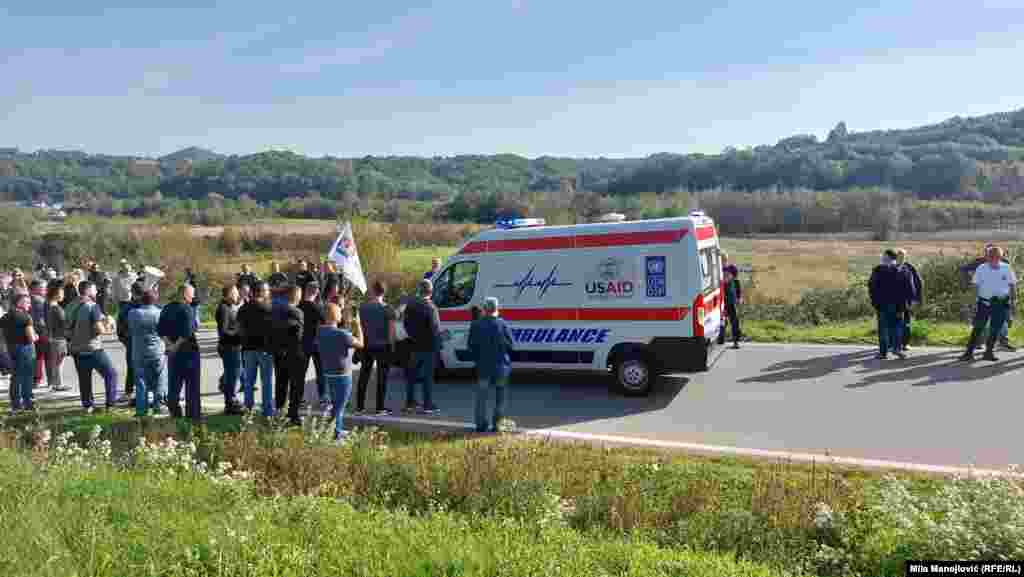 Učesnici protesta su, tokom trajanja blokade, propuštali vozila Hitne pomoći, 19. oktobar 2024.&nbsp;