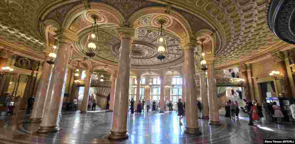 Ateneul Român este o bijuterie. Acest neo-clasic târziu, supra-împodobit pe alocuri, un fel de revanșă a unei modernități începute târziu, Ateneul are farmecul La Belle Epoque și aerul de învingător al unei țări care abia își afirmă numele. A fost inaugurat la 10 ani de la Războiul de Independență, iar primul și cel mai mare donator din campania „Dați un leu pentru Ateneu” a fost Regele Carol I. Era o țară în construcție și (re) construcție. Așa cum va fi și Ucraina victorioasă.