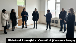 Experți din domeniul educației de la Chișinău și Tiraspol, în vizită la complexul de clădiri al liceului teoretic „Evrika” din or. Râbnița, 28 februarie 2025.