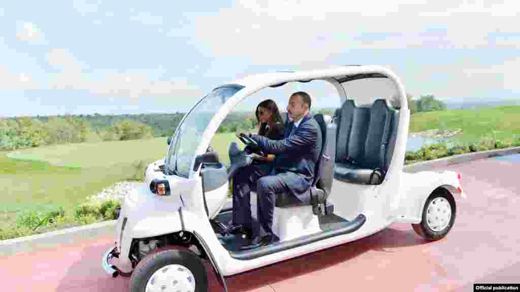 Одна з фотосесій чинного президента Азербайджану Ільхама Алієва: він разом із дружиною Мехрібан на відкритті гольф-клубу в Кубинському районі