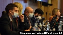 U LSV ne vide kako bi SNS i SVM mogle da reše ova pitanja, kada je sam predsednik SNS, Aleksadar Vučić prilikom formiranja nove republičke Vlade najavio da će mandat te Vlade trajati svega dve godine, kaže Bugaroški (fotografija sa jedne od sednica Skupštine Vojvodine)