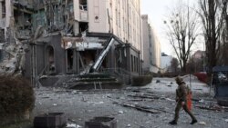 Un militar ucrainean inspectează locul unei clădiri avariate, după un atac cu rachete rusești, în Kiev, Ucraina, 31 decembrie 2022.