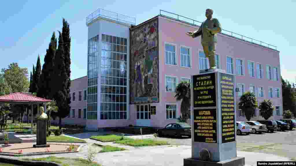 Sztálin emlékműve egy magánépület udvarán a nyugat-georgiai Zestafoniban 2020 szeptemberében. A talapzaton található idézetek között szerepel a következő mondat: &bdquo;Ha Európa ma szabad, az Sztálinnak köszönhető&rdquo;