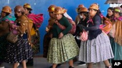 Mиньори участват в марш с искане за разрешаване на икономическата криза в Боливия. Страната се намира в такава от 2023 г. насам. Ла Пас, Боливия, четвъртък, 15 май 2025 г.