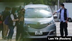 Policija privodi zamjenika glavnog urednika Apple Dailyja Chana Pui-mana, Hong Kong (17. juni 2021.)