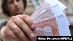 Antikorupcijska kampanja u Sarajevu iz 2011. godine, pod motom "Daj im ništa - daj im šipak". 