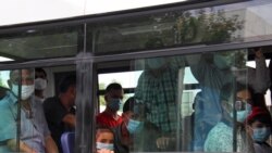 Пътници в автобус в столицата Ашхабад носят защитни маски