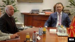 Медијаторот Метју Нимиц и премиерот Никола Груевски.