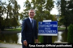 Stoltenberg je u Skoplju otkrio ploču sa nazivom ulice po njegovom ocu Torvaldu, koji je bio i specijalni predstavnik generalnog sekretara UN za bivšu Jugoslaviju