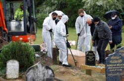 კორონავირუსით გარდაცვლილის დაკრძალვა. ლონდონი, 28 აპრილი