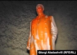 სტალინის შეღებილი ძეგლი თელავში 2013 წ.