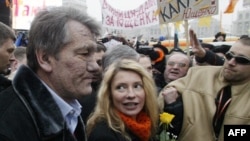 Виктор Ющенко и Юлия Тимошенко в дни "оранжевой революции". 2004 год